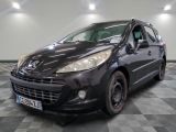 la photo d'une voiture noire garée sur un sol en damier