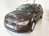 une Audi marron garée dans une pièce blanche