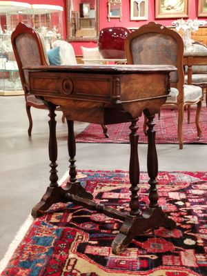 a table with chairs and a rug in a room