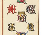 un livre ouvert sur lequel figurent des lettres et des symboles