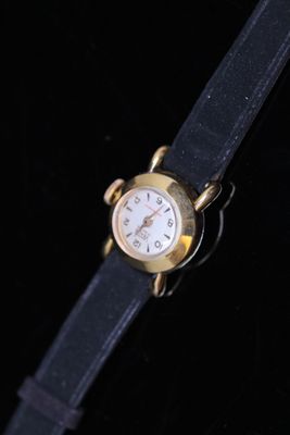gros plan d'une montre sur une surface noire