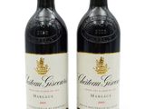 deux bouteilles de vin rouge posées l'une à côté de l'autre sur une surface blanche