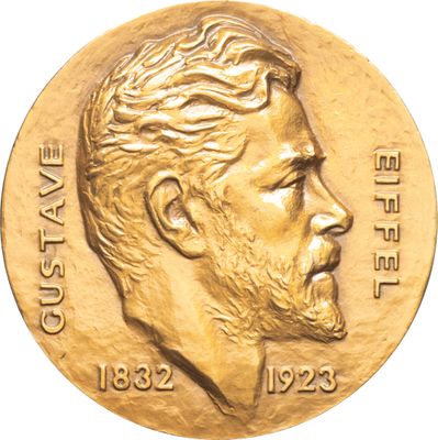 un gros plan d'une médaille d'or sur laquelle figure le visage d'un homme