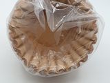 un sac de nourriture posé sur une table
