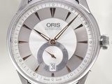 une montre en argent avec un bracelet en cuir marron