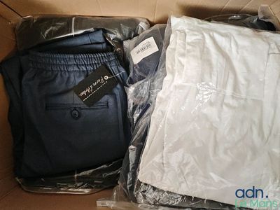 Lot d'environ 19 vêtements de diverses tailles et marques do…
