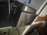 une image d'une cuisine avec une cuisinière et un réfrigérateur