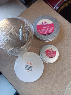 une table sur laquelle se trouvent un bol de gâteau et deux assiettes