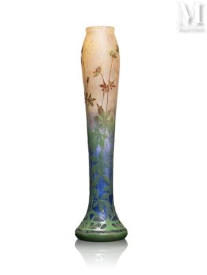 un vase posé sur une surface blanche