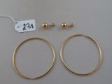deux paires de boucles d'oreilles créoles en or et une boucle d'oreille à perle en or