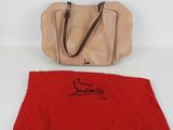 une image représentant un sac à main et un sac rouge posés sur une surface blanche