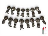 une image représentant un groupe de petits objets métalliques posés sur une surface blanche