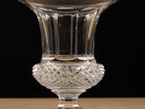 un vase en verre posé sur une table