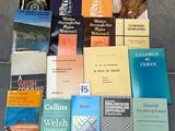 plusieurs livres posés par terre, les uns à côté des autres, sur une table