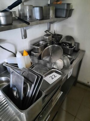 les nombreuses casseroles et poêles qui se trouvent sur la cuisinière