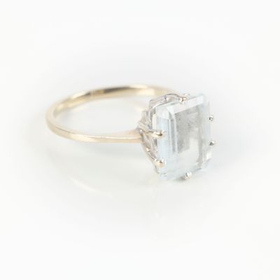 Gros plan sur une bague ornée d'une pierre d'aigue-marine