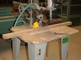 une machine posée sur une table dans une pièce