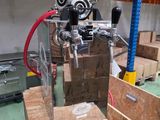 une machine posée sur une palette dans un entrepôt