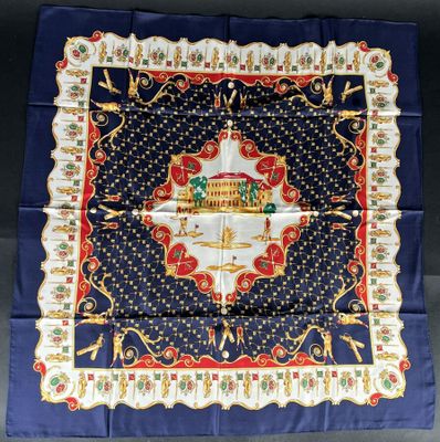 Réunion de 3 carrés en soie imprimés. Un pour le MAJESTIC à …