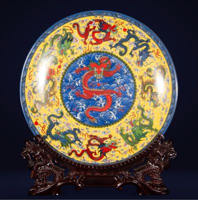 une assiette colorée ornée d'un dragon, posée sur un socle