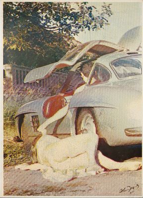 une photo d'une femme allongée par terre à côté d'une voiture