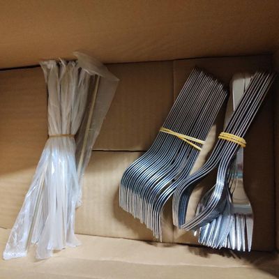 une boîte en carton contenant tout un tas de fourchettes et de cuillères