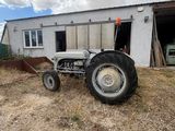 un tracteur garé devant un bâtiment