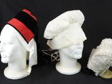 trois chapeaux et un porte-chapeaux sur fond noir