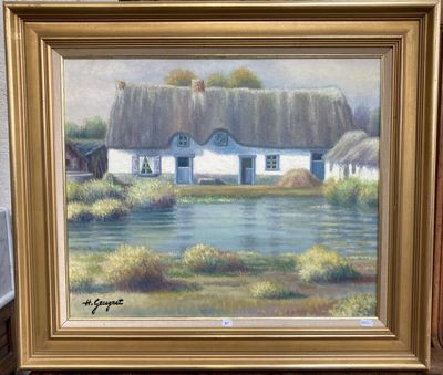 un tableau représentant une maison au toit de chaume au bord de l'eau