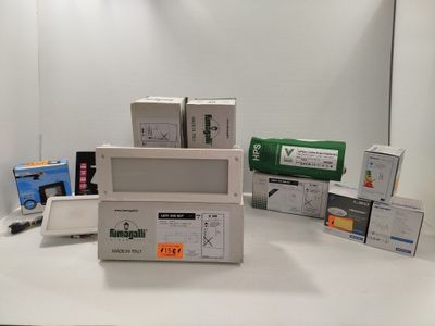 de nombreuses boîtes contenant du matériel électronique posées sur une table