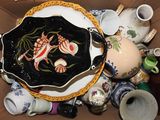 une boîte remplie de vases et de bols de toutes sortes