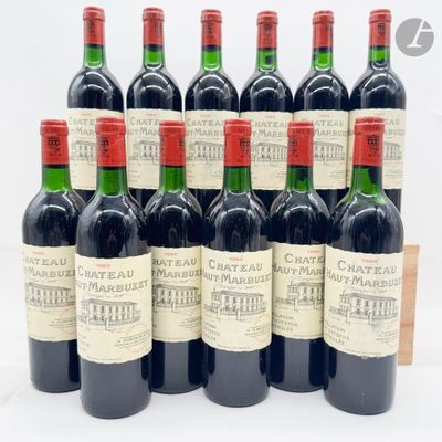 six bouteilles de vin rouge sont alignées