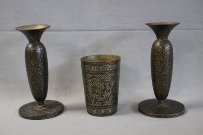 trois vases posés l'un à côté de l'autre sur une table