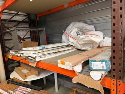 plein de cartons, les uns à côté des autres, sur les étagères de l'entrepôt