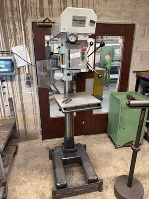 une machine posée sur une table dans une pièce