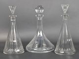 trois vases en verre transparent posés les uns à côté des autres sur une table