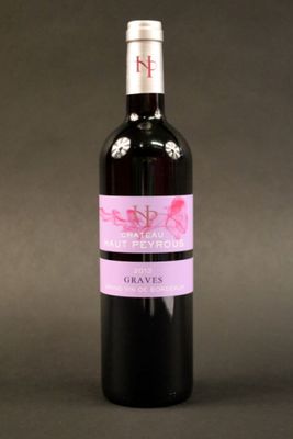 une bouteille de vin posée sur une table