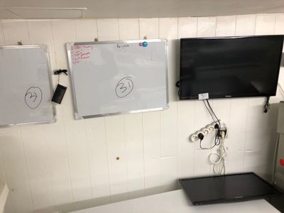 Ecran plat Grandin, écran plat Samsung et 2 tableaux blancs - Photo 1