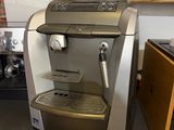 une machine à café posée sur un comptoir dans une cuisine