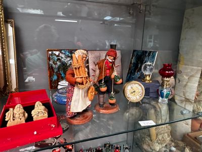une vitrine en verre contenant divers objets