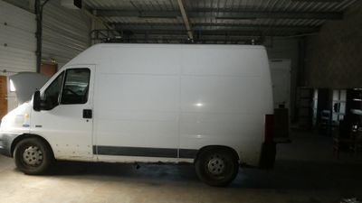 une camionnette blanche garée dans un garage