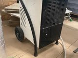 une machine posée sur un chariot dans un entrepôt