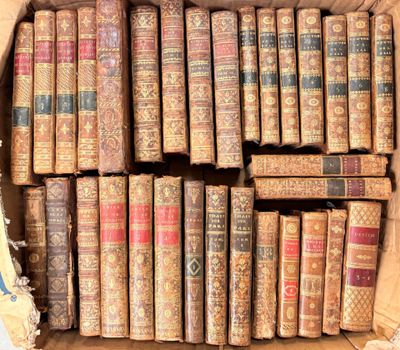 une vieille boîte remplie de vieux livres posée sur une table