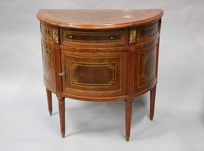 COMMODE demi-lune en bois de placage ouvrant par un tiroir e…