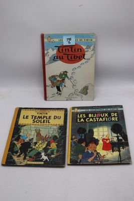 trois livres pour enfants sont posés sur une surface blanche