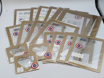 de nombreux sachets contenant des écussons de l'armée de l'air posés sur une table