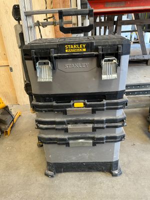 une pile d'outils posée par terre dans le garage