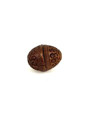 Boite de forme ovoïde en noix de corozo à décor de motifs st…