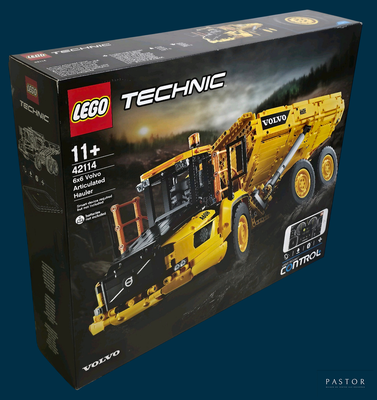 une boîte de Lego Technic représentant des engins de chantier sur fond bleu