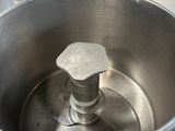 une photo d'un mixeur dans une cuisine, avec un saladier en métal